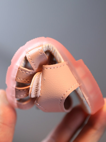 Model nou de sandale din piele bebelusi cu panglica si pietre