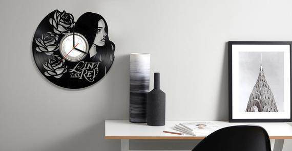 Μοντέρνο ρολόι τοίχου με διάφορα στοιχεία και επιγραφή 