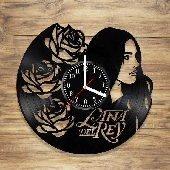 Μοντέρνο ρολόι τοίχου με διάφορα στοιχεία και επιγραφή 