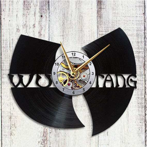 Ceas de vinil cu inscriptie pe perete