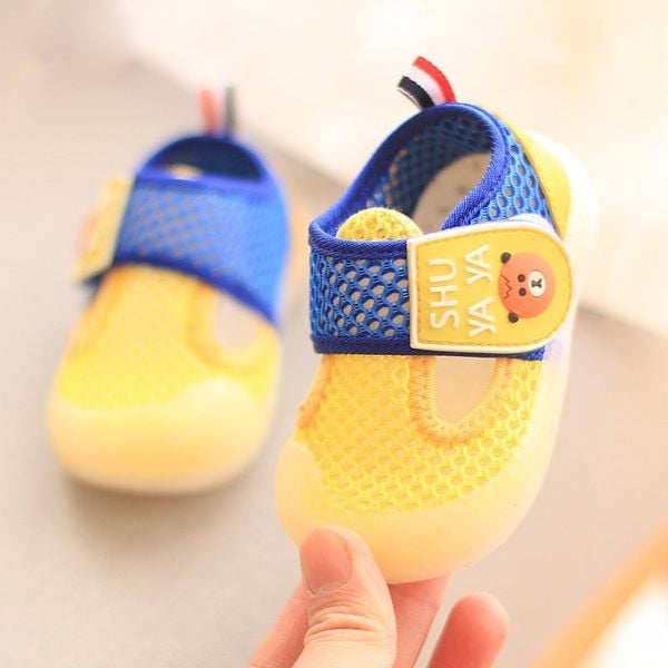 Model nou de pantofi pentru bebelusi cu talpa moale