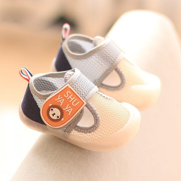 Model nou de pantofi pentru bebelusi cu talpa moale