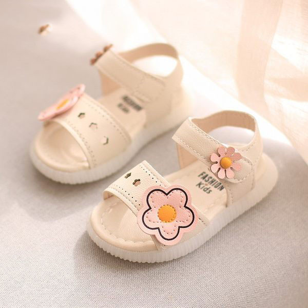 Sandale pentru bebeluși cu elemente florale 3D