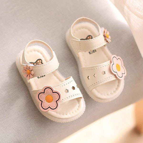 Sandale pentru bebeluși cu elemente florale 3D