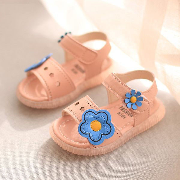 Sandale pentru bebeluși cu elemente florale 3D