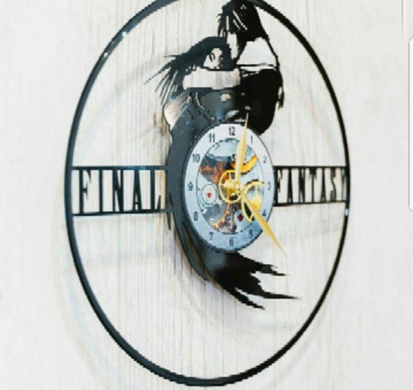 Ceas rotund de perete cu inscripția Final Fantasy