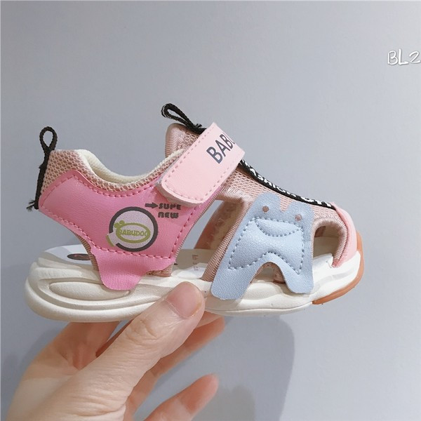 Model nou de pantofi pentru bebeluși cu petice și inscripție