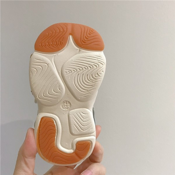 Model nou de pantofi pentru bebeluși cu petice și inscripție