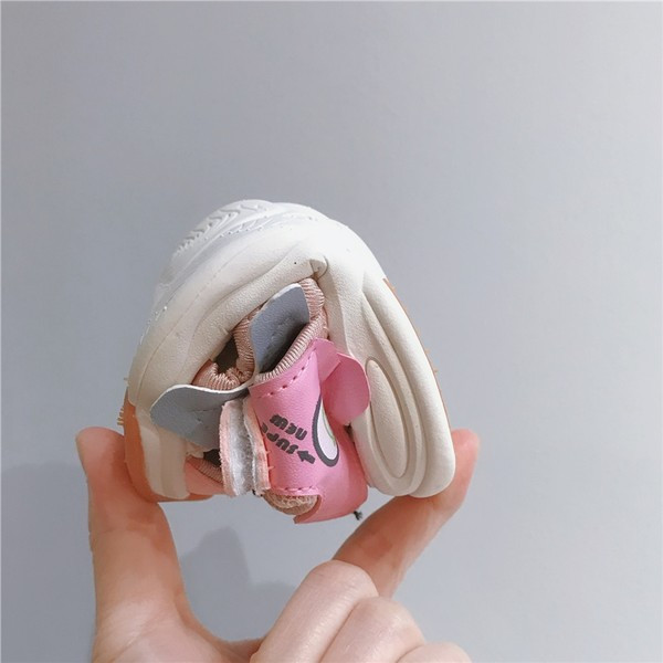 Model nou de pantofi pentru bebeluși cu petice și inscripție