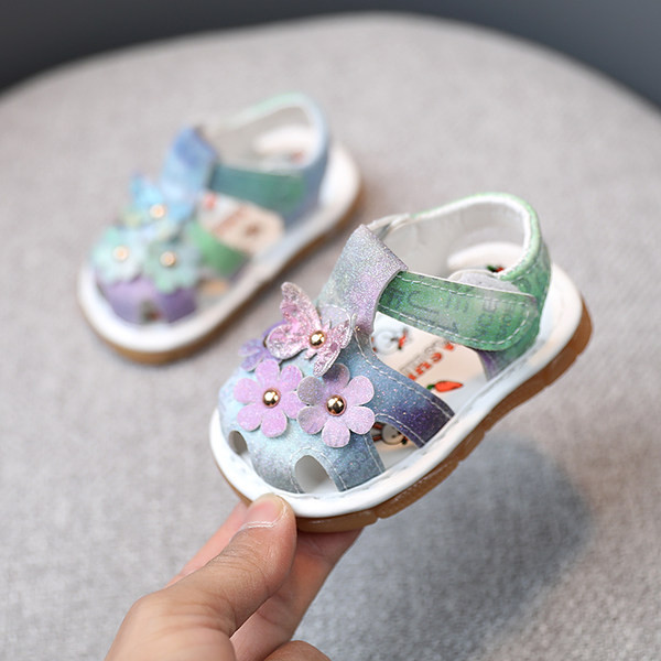 Sandale pentru bebeluși pentru o fată cu flori 3D