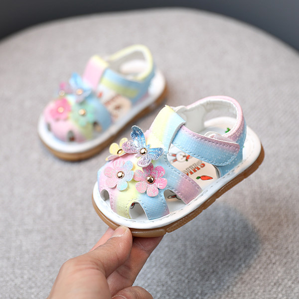 Sandale pentru bebeluși pentru o fată cu flori 3D