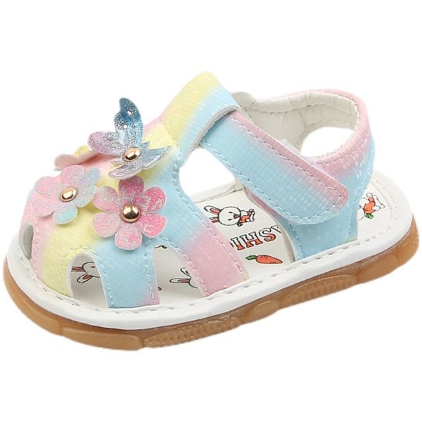 Sandale pentru bebeluși pentru o fată cu flori 3D