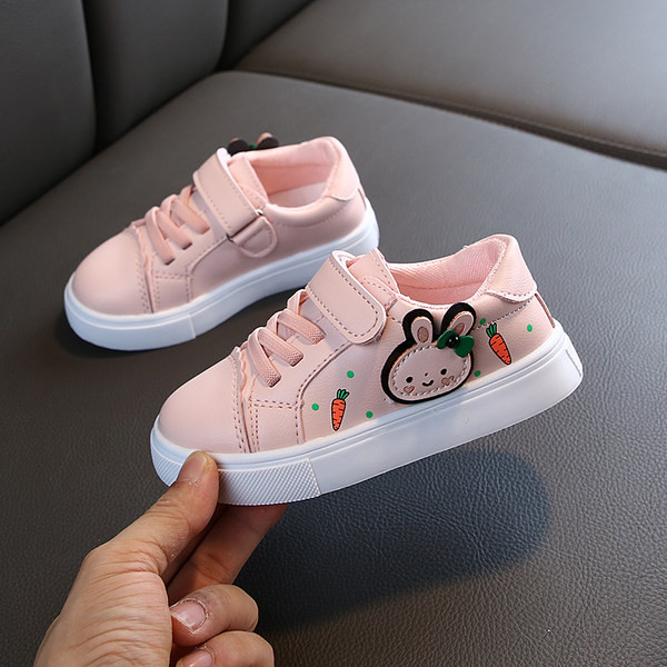 Model nou de pantofi din piele pentru bebeluși cu element 3D și autocolante