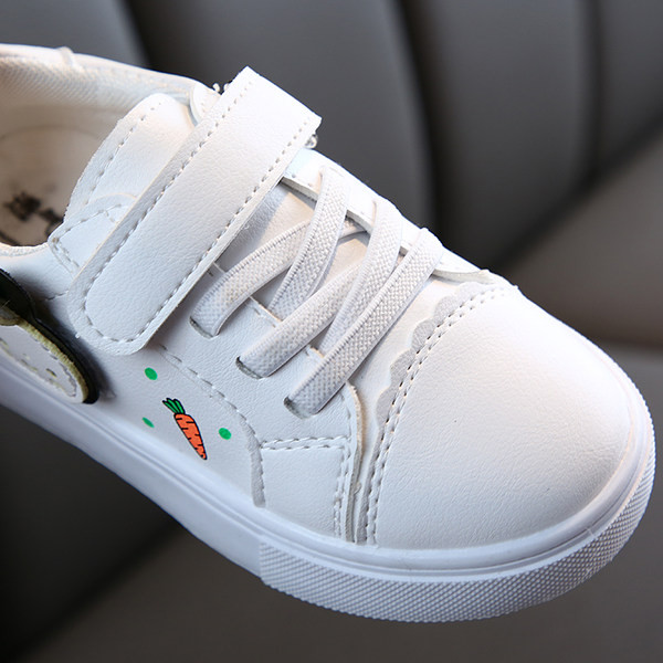 Model nou de pantofi din piele pentru bebeluși cu element 3D și autocolante