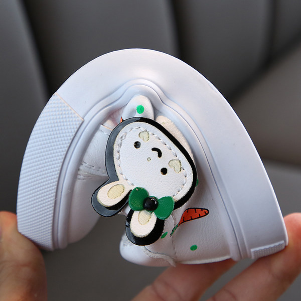 Model nou de pantofi din piele pentru bebeluși cu element 3D și autocolante