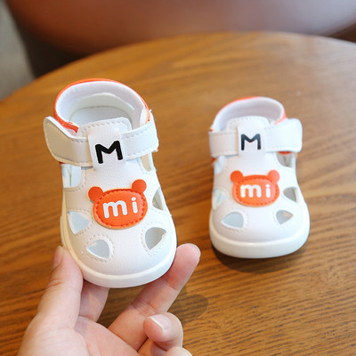 Sandale pentru bebeluși din piele ecologică cu inscripția talpă moale și plasture