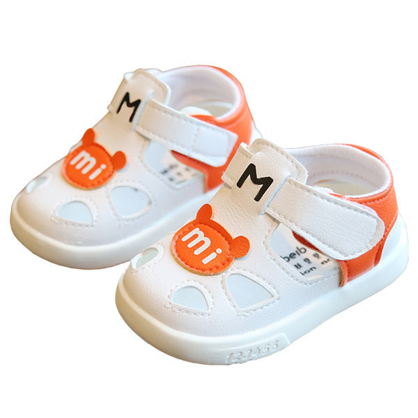 Sandale pentru bebeluși din piele ecologică cu inscripția talpă moale și plasture