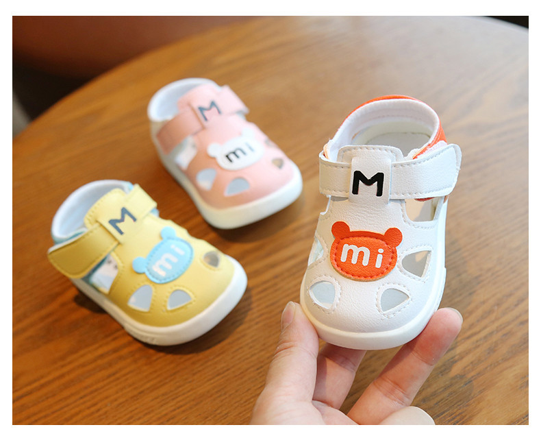 Бебешки сандали от еко кожа с надпис  мека подметка и лепенка 