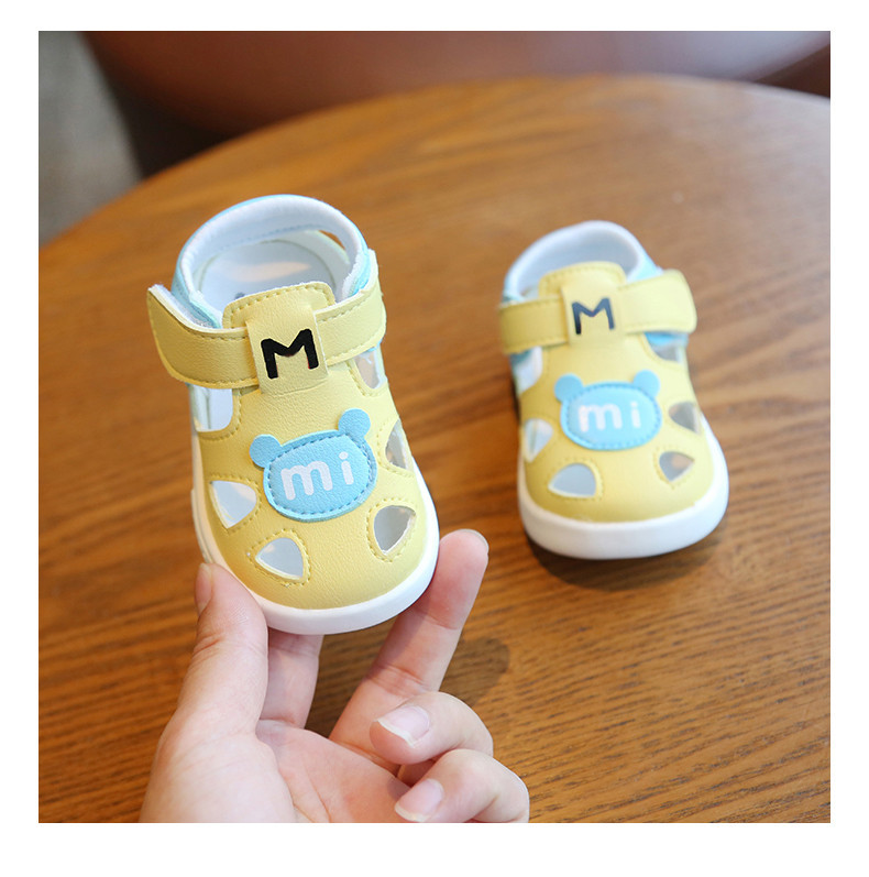 Sandale pentru bebeluși din piele ecologică cu inscripția talpă moale și plasture