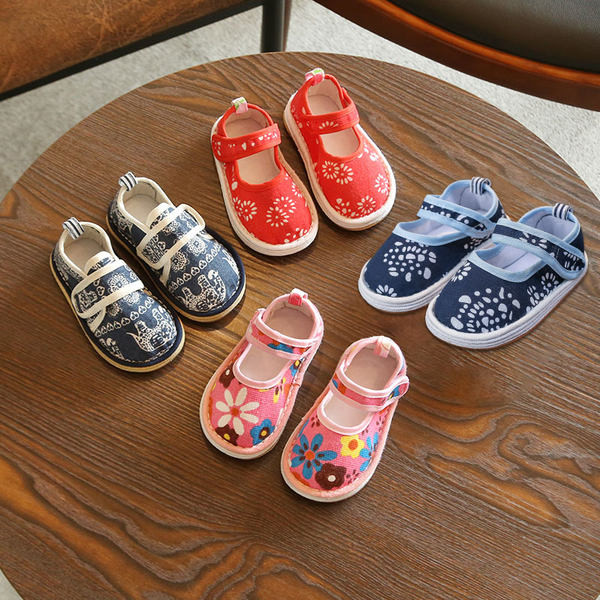 Pantofi pentru bebelusi cu autocolant pentru fete