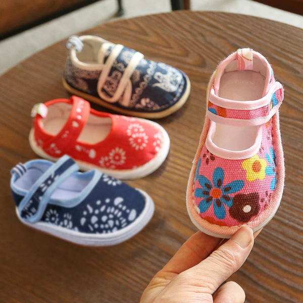 Pantofi pentru bebelusi cu autocolant pentru fete