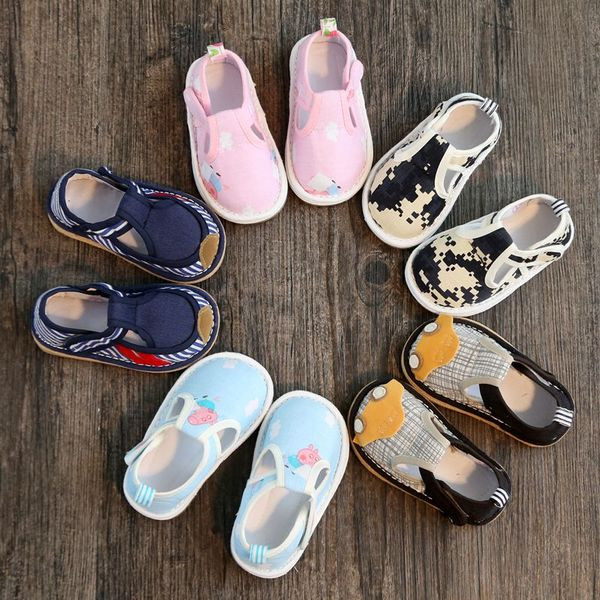 Pantofi pentru bebeluși cu autocolant - mai multe modele