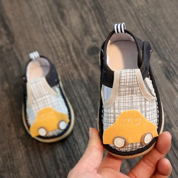 Pantofi pentru bebeluși cu autocolant - mai multe modele