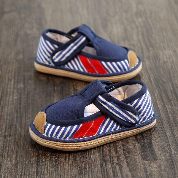 Pantofi pentru bebeluși cu autocolant - mai multe modele