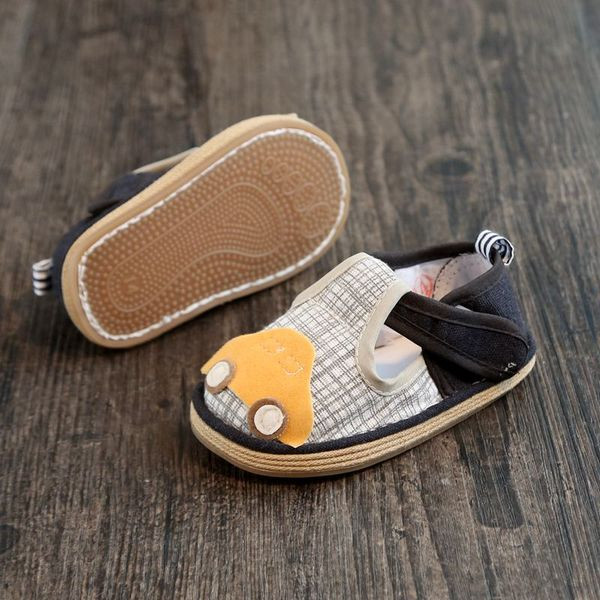 Pantofi pentru bebeluși cu autocolant - mai multe modele