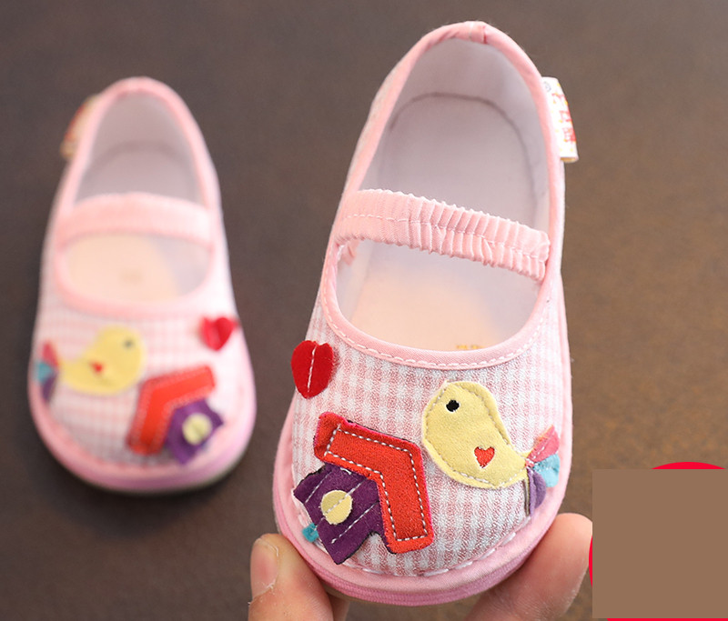 Pantofi textile pentru bebelusi cu aplicatii colorate