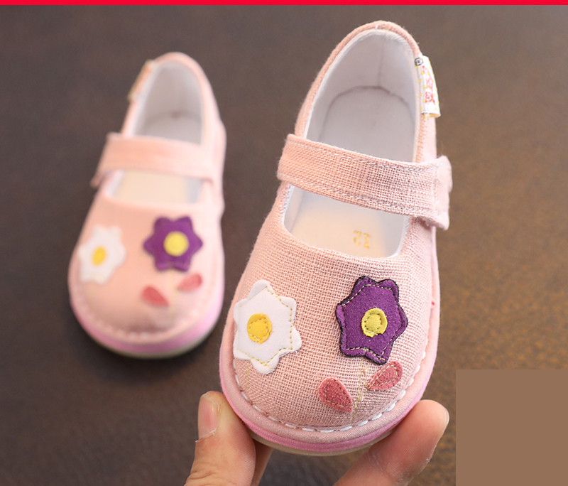 Pantofi textile pentru bebelusi cu aplicatii colorate