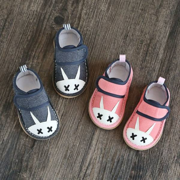 Pantofi pentru bebelusi cu broderie si autocolant