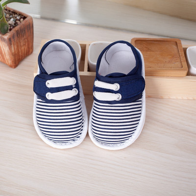 Pantofi pentru bebelusi cu autocolante - mai multe modele