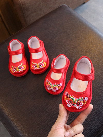 Бебешки обувки с цветна бродерия и лепенки