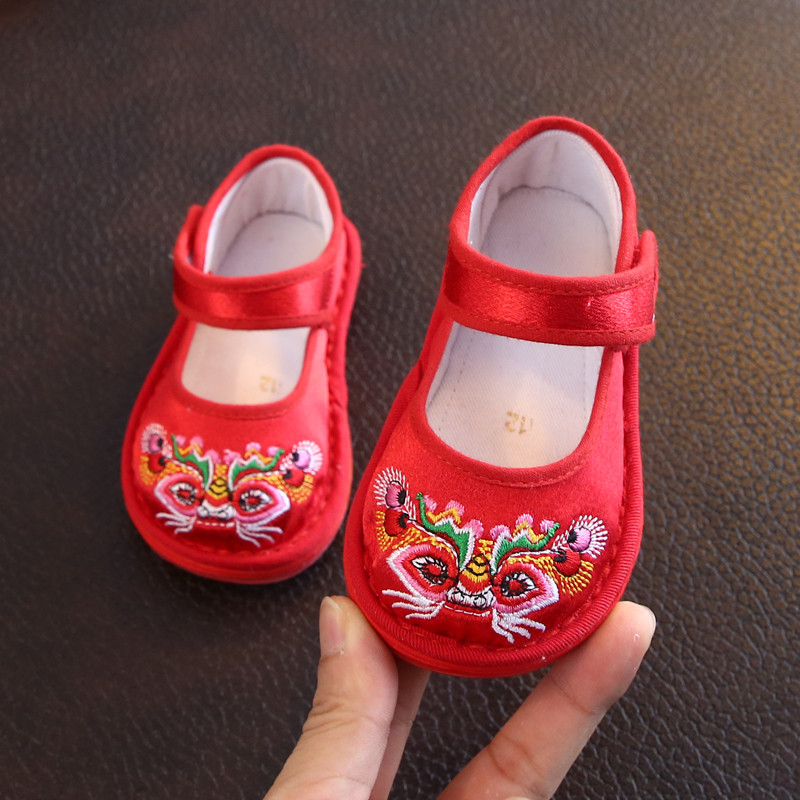 Pantofi pentru bebelusi cu broderie colorata si autocolante