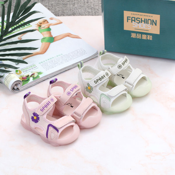 Model nou de sandale pentru bebelusi cu broderie si talpa moale