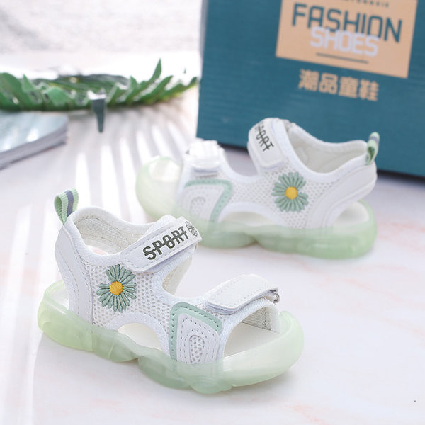 Model nou de sandale pentru bebelusi cu broderie si talpa moale