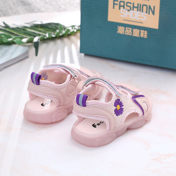 Model nou de sandale pentru bebelusi cu broderie si talpa moale