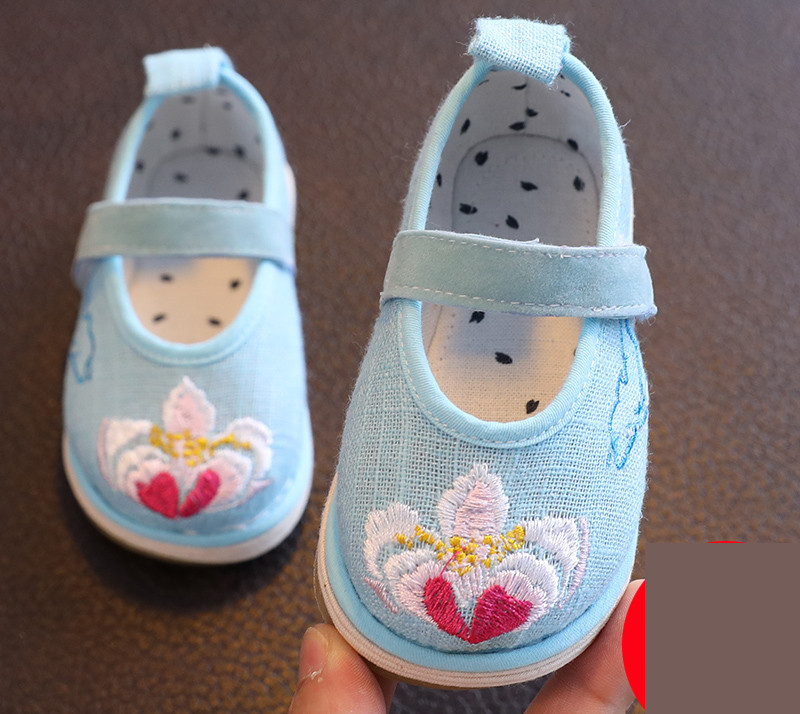 Pantofi pentru bebelusi din material textil cu broderie