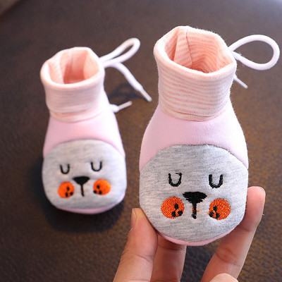 Cizme bebelusi cu broderie si cravate - tip soseta