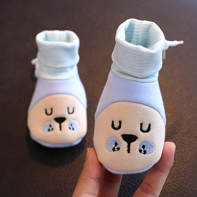 Cizme bebelusi cu broderie si cravate - tip soseta