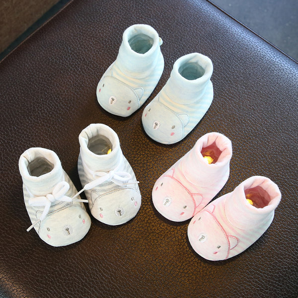 Cizme bebelusi cu broderie si cravate - tip soseta