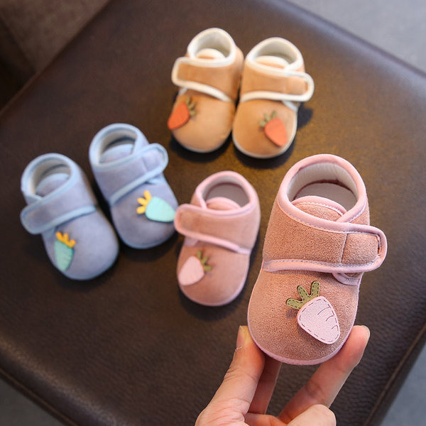 Cizme pentru bebelusi cu autocolante si talpa moale pentru fete si baieti