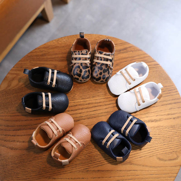 Cizme pentru bebelusi din imitatie de piele cu cravate