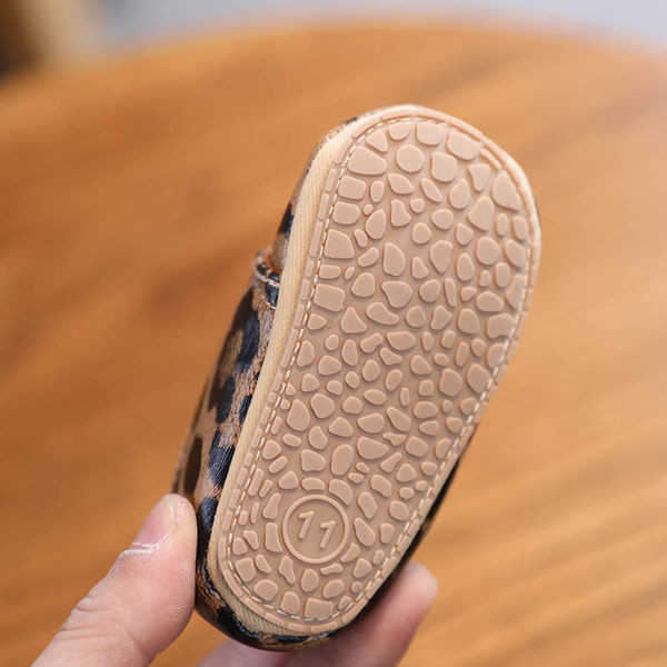 Cizme pentru bebelusi din imitatie de piele cu cravate