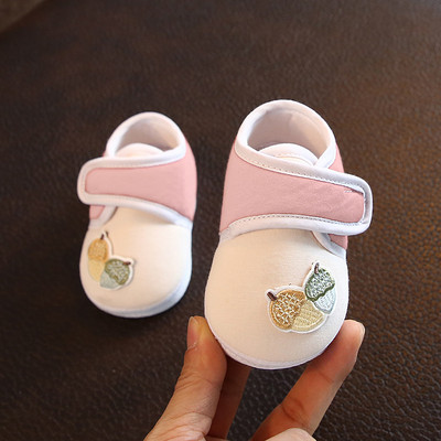 Model nou de cizme pentru bebelusi cu autocolante