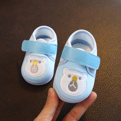 Model nou de cizme pentru bebelusi cu autocolante