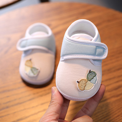 Model nou de cizme pentru bebelusi cu autocolante