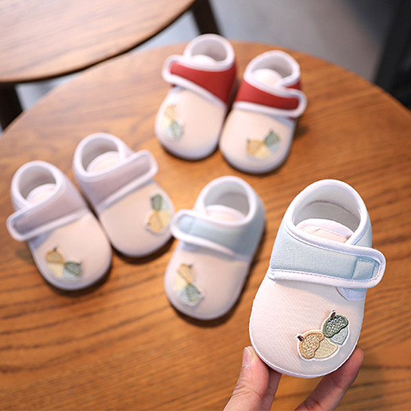 Model nou de cizme pentru bebelusi cu autocolante