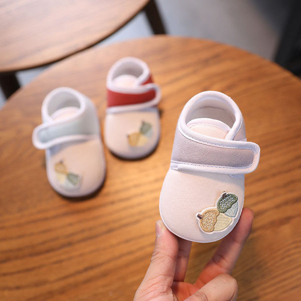 Model nou de cizme pentru bebelusi cu autocolante